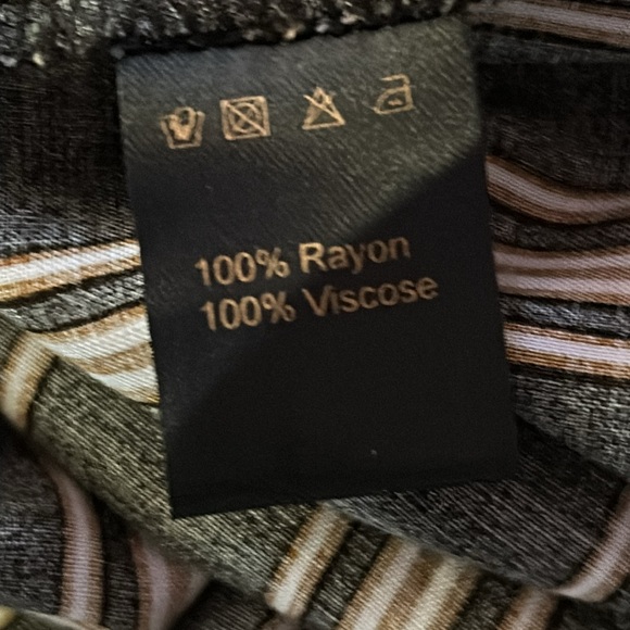 Uma and Leopold anthropology flowy relaxed fit flattering on so many figures - Picture 4 of 6